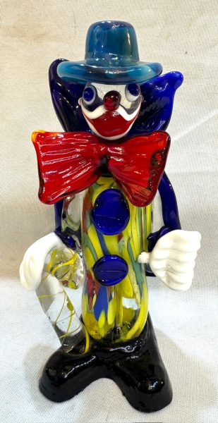 Murano - Delicada Escultura em vidro artístico de Murano multicolorido representando Palhaço. Med. 16 X 9 cm.