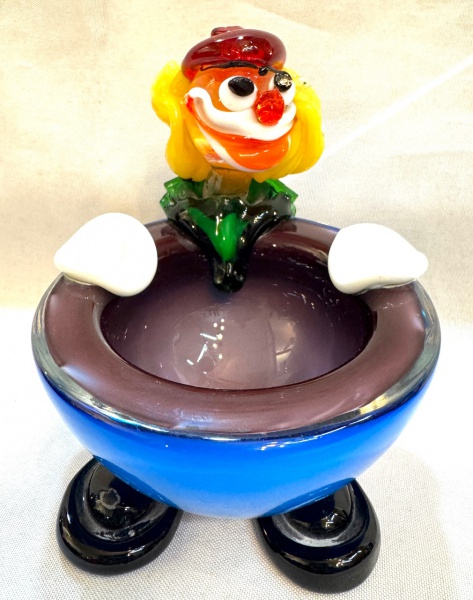 Murano - Delicada Escultura/Cinzeiro em vidro artístico de Murano multicolorido representando Palhaço. Med. 13 X 11 cm.