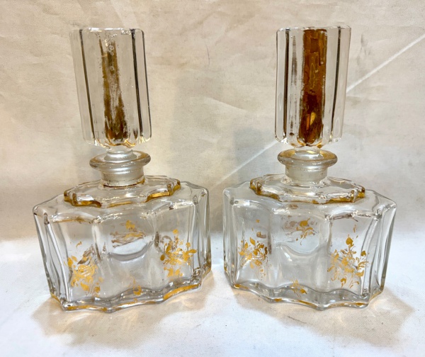 Par de antigos perfumeiros art deco em demi cristal decorado com fios de ouro. Med. 19 X 12 cm.