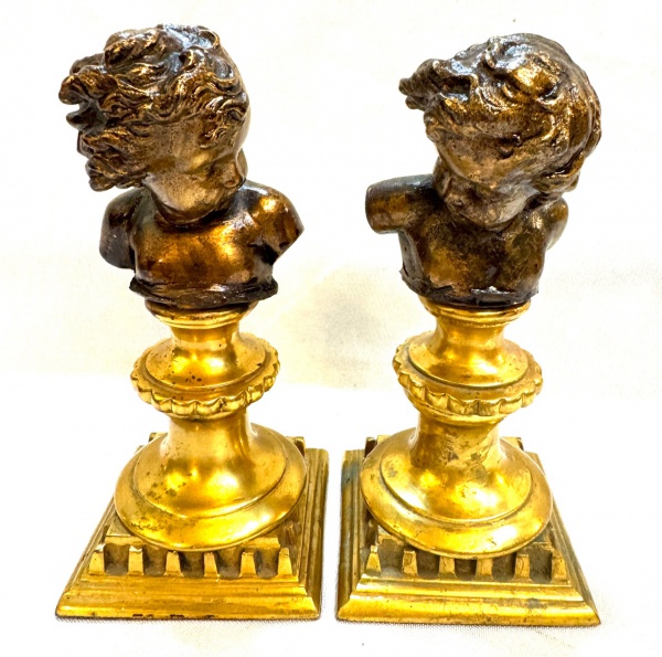 Par de Bustos em bronze sobre pedestal representando Crianças. Med. 15 cm.