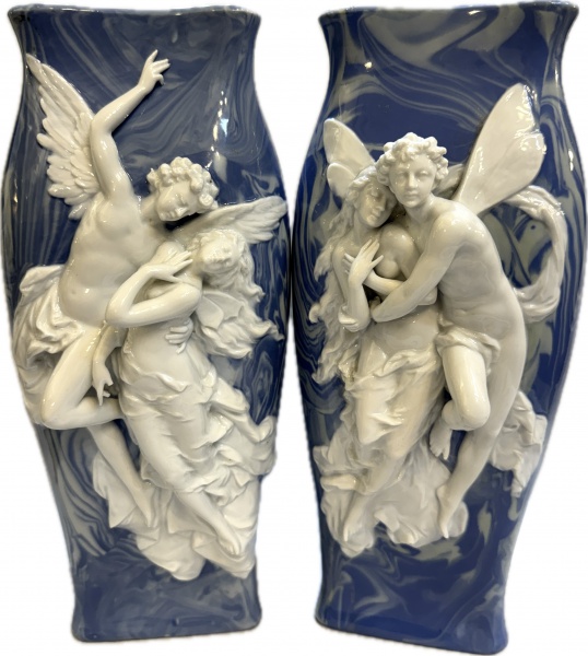 Europa circa 1920/30 - Maravilhoso par de Vasos em porcelana Europeia marmorizada decorada com figuras Angelicais. Med. 31 X 12 X 12 cm.