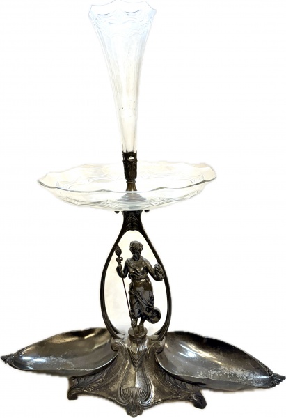 WMF Germany Circa 1900 - Maravilhoso e Antigo Centro de Mesa Art Nouveau  WMF em metal, decorado com figura feminina, prato e tulipa em cristal. Med. 68 x 56 cm.