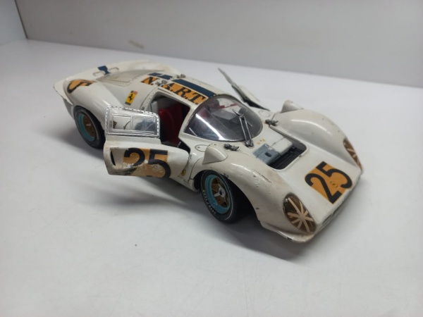 Antiga Miniatura Carro Ferrari 330 P4 ano de 1967 medindo 23x10cm, no estado como mostram as fotos.