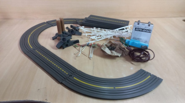 Antigo e Raro Brinquedo Autorama, pista e transformador anos 60/70 da Estrela no estado exatamente como exibido nas fotos,sem conferência de peças sem testes e sem garantias futuras.