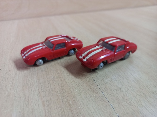 Lote com 2 carrinhos de Autorama da Estrela anos 60 medindo 7x3 cm feitos em plástico, os mesmos seguem faltando pneus como mostram as fotos.