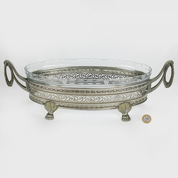 Antiga jardineira, centro de mesa ou navete em metal espessurado a prata com marcas do tempo e uso cf fotos, ricamente trabalhado, com cristal original com borda lapidada à mão. Não encontramos marca de fabricação | 17cm h (até a alça) x 55cm (alça a alça) x 21cm