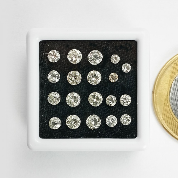 DIAMANTES: lote com 19 diamantes de tamanhos variados e com lapidação muito brilhante, retirados de antigas joias em ouro 18k. Todos passaram no teste da caneta (DIAMOND TESTER - teste de condutividade). Os maiores com aproximadamente 3mm de diâmetro, e os menores com 2mm. Vendidos no estado: sem classificação e sem certificado. Acompanham caixinha. Ideais para montagem de joias. Alguns possuem fluorescência na luz ultravioleta, curiosa característica visível em cerca de 30% dos diamantes. Um dos maiores e dois médios aparentemente apresentam lapidação antiga Old Mine. POR SEGURANÇA, ESTE LOTE NÃO SE ENCONTRA NO ENDEREÇO DO LEILÃO.