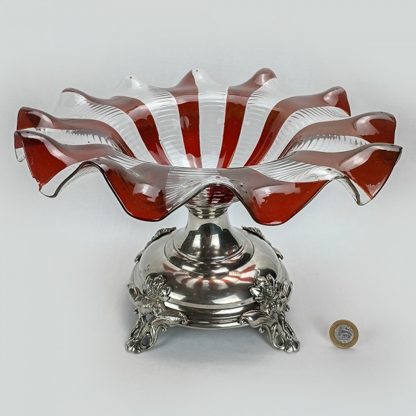 Fruteira ou centro de mesa antigo com base em metal niquelado ricamente decorado e prato de vidro bicolor ondulado. Com discreto bicado cf foto | 20cm h x 33cm diâm