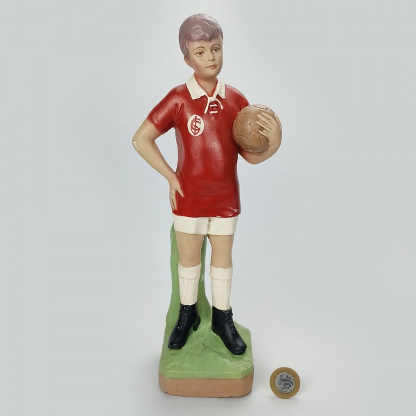 FUTEBOL/colecionismo bibelô vintage em cerâmica representando jogador de futebol do Internacional Sport Clube, confeccionado em Caxias do Sul, anos 50. | 31cm h e base 9cm x 8cm