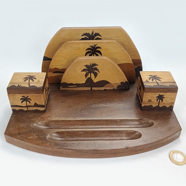 Tinteiro antigo em madeira decorada com marqueterie, representando paisagens do Rio de Janeiro. Possui os 2 recipientes em baquelite, para tintas. | 13cm h e base: 20cm x 30cm