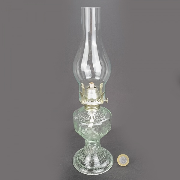 Lampião antigo de vidro muito bem conservado, completo com manga e pavio. | 34cm h