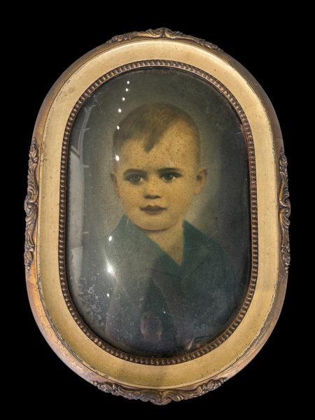 Antigo quadro para pendurar em madeira policromada, com bela douração, perfeito estado e vidro bombê, com foto de criança 52x38cm