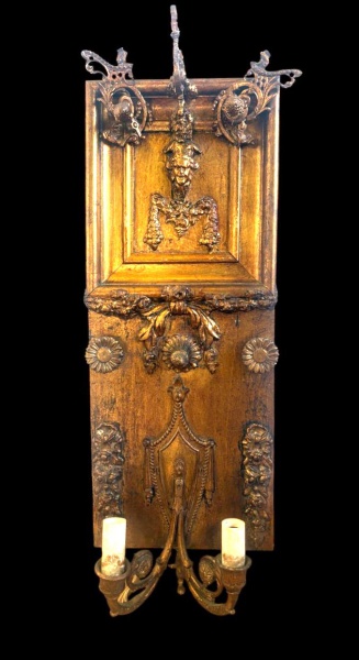 Grande e antiga luminária em pesada madeira, entalhada, com detalhes em bronze e douração. 84x32cm *(não enviamos esse lote pelos correios, apenas retirada na loja ou transportadora do cliente)