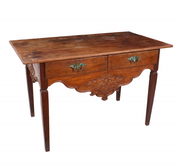 Magnífica mesa de encostar em Imbuia, Brasil, Século XIX. Frente com 2 gavetas e saia recortada e en