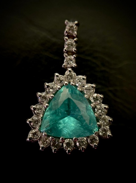 Pingente de Turmalina Paraíba em ouro branco 750, cravejado de brilhantes, pesando 3,29g .