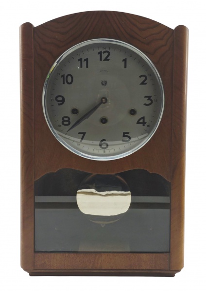 REGULADORA - Relógio carrilhão de parede a três cordas e com pêndulo, com caixa em madeira nobre trabalhada no topo com suave curvatura e nas laterais com detalhes boleados; mostrador em algarismos indo-arábicos. Portinhola frontal com dois vidros. Pêndulo em forma de disco. Fabricado pela tradicional empresa portuguesa Reguladora, fundada em 1892. Funcionando. Chave inclusa. Medidas: 49 x 31 x 16 cm. Necessita de regulagem. Caixa com ínfimo desgaste na parte superior. Recomendamos o envio por transportadora, dada a delicadeza da peça.