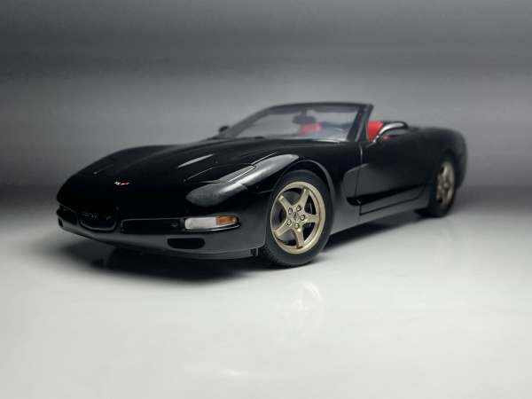 ミニカー UT CHEVROLET CORVETTE 1998 1/18 1998 Chevrolet Corvette Preto - UT Models Escala 1/18 m