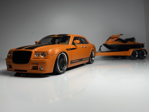 Chrysler 300C Hemi DCC Laranja + Jetski - Norev Escala