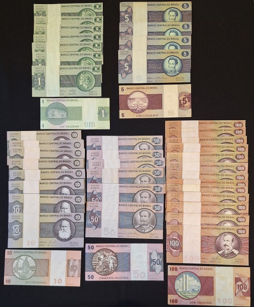 Dezesseis cédulas de cruzeiros, sendo 8 de 100, 1 de 20