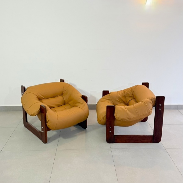 Percival Lafer. Par de poltronas modelo MP-97 em jatobá maciço, concha em espuma injetada e tapeçari