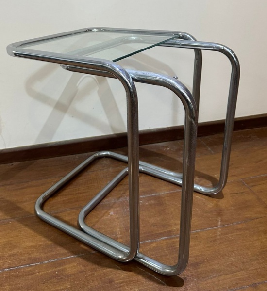 Par de mesas ninhos em metal tubular ( sendo a maior com tampo de vidro e a outra sem) -med. 59x45x45cm