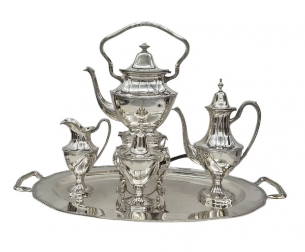 Maravilhoso  Jogo para Chá e Café de prata portuguesa , composto por Bandeja Oval, Bule, Cremeira, A