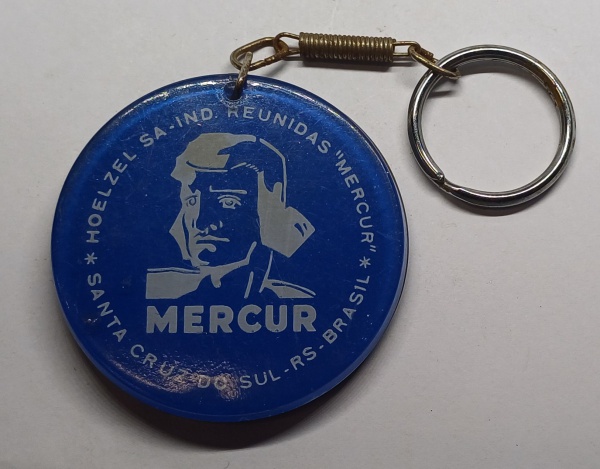 COLECIONISMO ( BRASIL ) ANTIGO CHAVEIRO CORTESIA / PUBLICIDADE HOELZEL SA - IND. REUNIDAS " MERCUR " SANTA CRUZ DO SUL - RIO GRANDE DO SUL / PEÇA COM 48 mm .