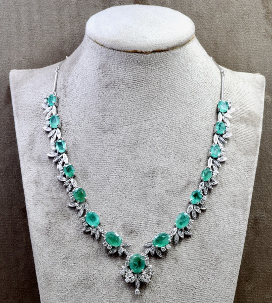 Gargantilha em ouro branco 18k, com 15 esmeraldas degrade, sendo a central com 3,50cts aproximadamen