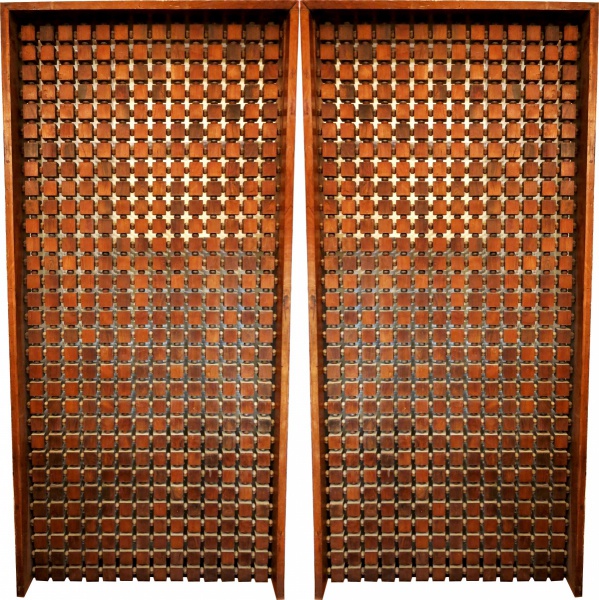 Excepcional par de divisórias de jacarandá, cerca 1960, tendo como composição principal peças na for