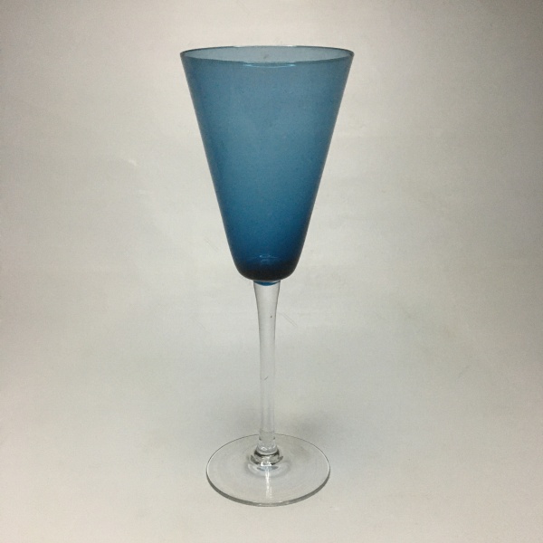 Bela e elegante  taça de vidro na cor azul, para drinks. Dimensões: 25 cm.