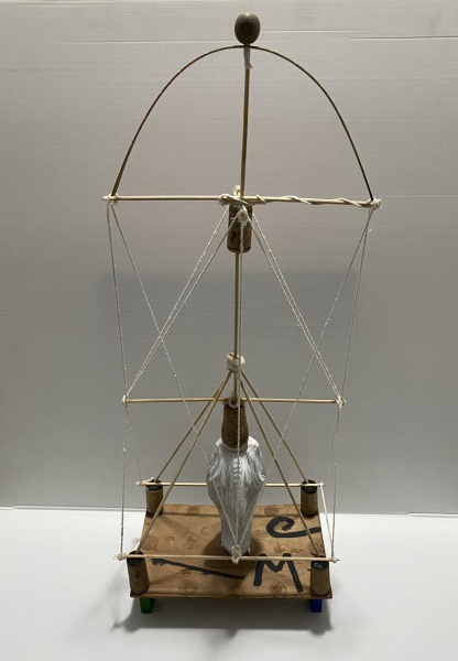 MC - Marcelo Conceição - Artista popular atuante no Rio de Janeiro. Nascido em Niterói, em 1966. Escultura com dimensões de 64 cm x 25 cm x 15 cm.  Marcelo viveu em situação de rua por 11 anos. Durante esse período, passou a coletar materiais descartados pela cidade e, a partir desses achados, encontrou a matéria-prima para desenvolver suas esculturas singulares e intrigantes. Seu trabalho transforma o abandono em arte, revelando beleza onde antes havia apenas descarte.