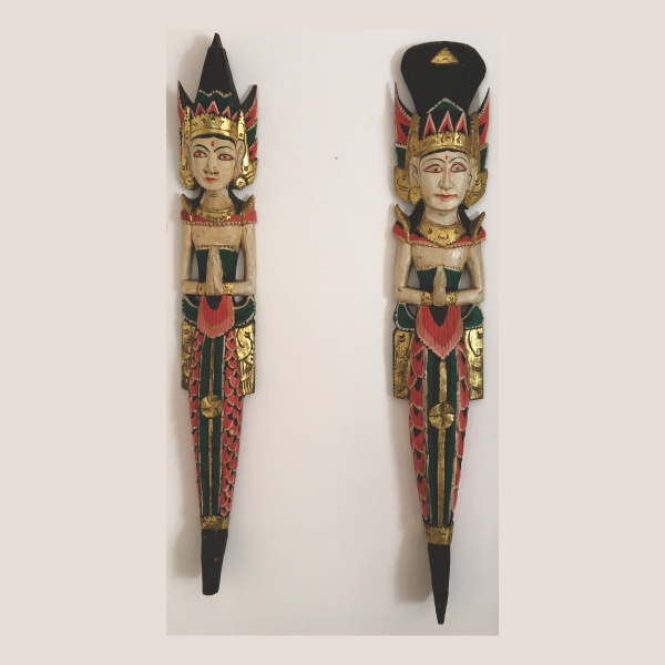 INDONÉSIA - Par de esculturas "RAMA E SITA"  em madeira talhada e policromada. Ricos detalhes. Dimensões : 95 cm cada.