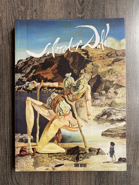Salvador Dali - Livro edição trilíngue: português/espanho/inglês com 279 páginas contendo fotos, desenhos  e ilustrações à cores. Dimensões: 31 cm x 22,5 cm.