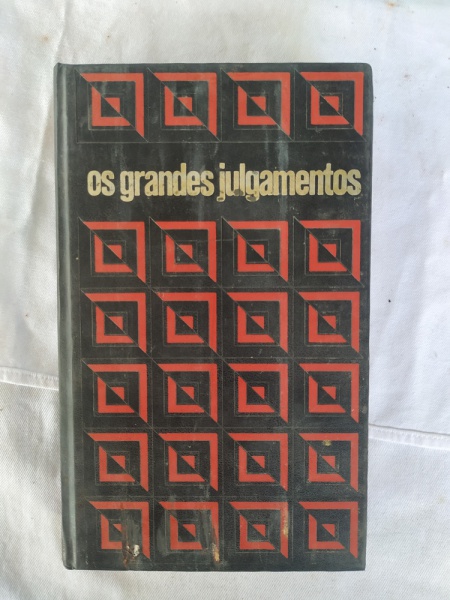 Livro os Grandes Julgamentos da História, "Verona" - De Gaulle (O.A.S.) Claude Bertins. 1978. Editora Otto Pierre. Livro, vendido no estado. Livro diferenciado DE COLEÇÃO PARTICULAR. Este exemplar de colecionador apresenta marcas do tempo e manuseio.