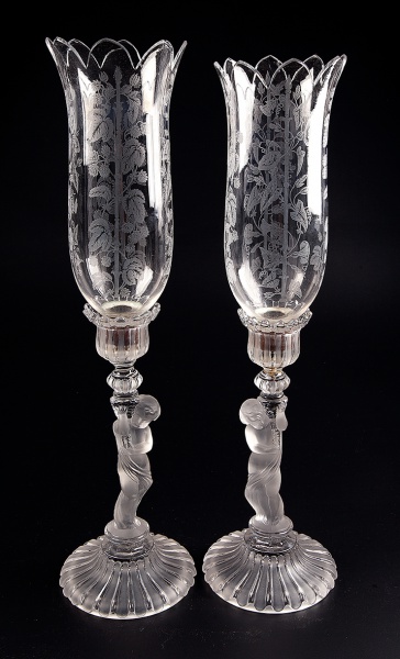 Baccarat. Par de importantes castiçais em cristal, acompanhados por suas mangas, lavradas com orname