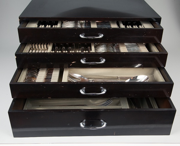 Christofle. Faqueiro em metal espessurado a prata, executado com cabeamento ornamentado por caneluras. Composto por 130 peças, sendo: 12 garfos, 12 facas, 12 colheres de sopa, 12 garfos de sobremesa, 11 facas de sobremesa, 12 colheres de sobremesa, 12 garfos de peixe, 12 facas de peixe, 12 colherias de chá, 12 colherinhas de café e 11 talheres de serviço. Contrastados. França. Século XX. Garfo maior possui 21 cm. Concha maior possui 29 cm.. Acompanha estojo original.