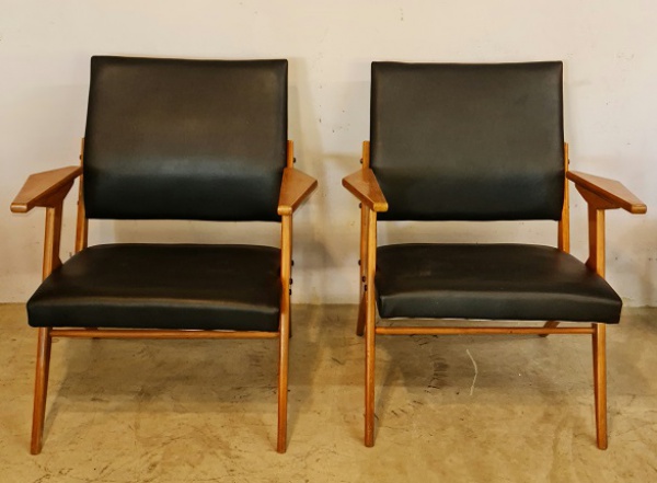 JOSÉ ZANINE CALDAS - Atribuído - Par de poltronas modelo "Kid" em pau marfim. Medidas: L: 66cm - A: 80cm - P: 64cm. Anos 50. Peça restaurada com estofado em courino preto.