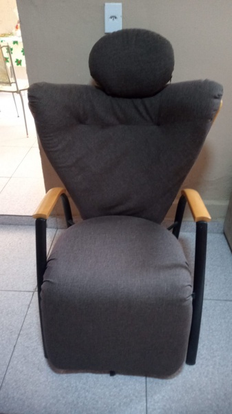 Design vintage - poltrona reclinável em metal na cor preta, madeira marfim, estofamento forrado em tecido marrom mede 1,16 x    77 x 76. Obs: Retirada em Guaratiba-RJ