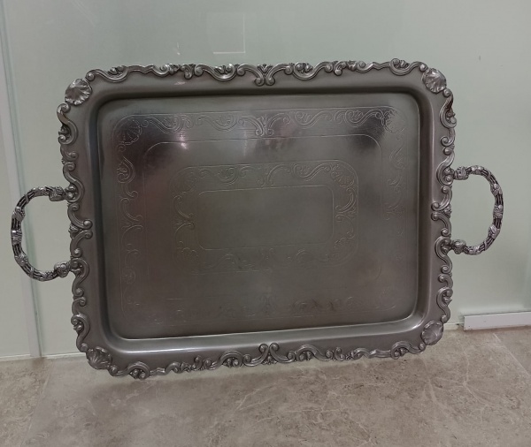 Linda bandeja em metal com pés e rico trabalho nas alças, bordas e centro da bandeja.Mede: 62,5 x 41 x 4