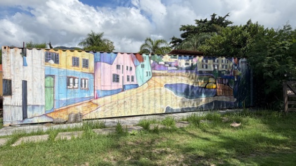 Conteiner de 40 pés, em ótimo estado. Possui trabalhos de graffit.  Oportunidade. Peça vendida no es