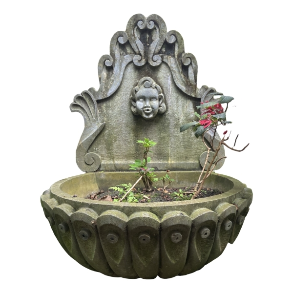 Fonte de jardim em pedra (ou cimento) com linda pátina natural. Med: 172 x 105 x 87 cm. A desinstala