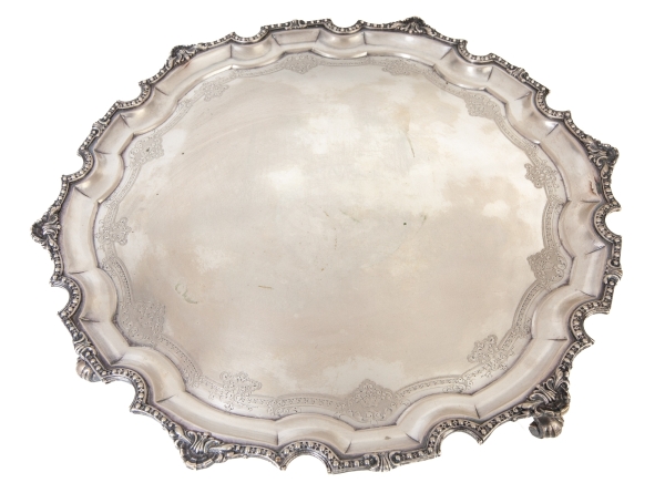 PRATA DE LEI. Grande salva em prata. 1º Título. Com borda recortada. Med: 48 cm diam. Peso: 1934 g.