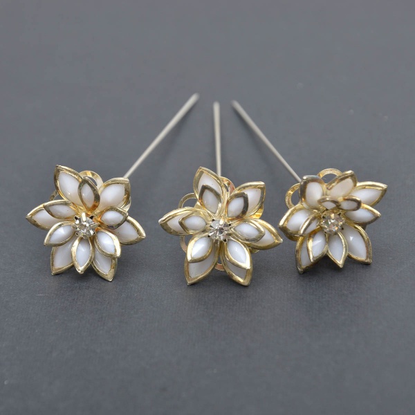 Conjunto com 3 alfinetes prateados com flores esmaltadas e miolo de cristal. 7 cm com x 2 cm diam