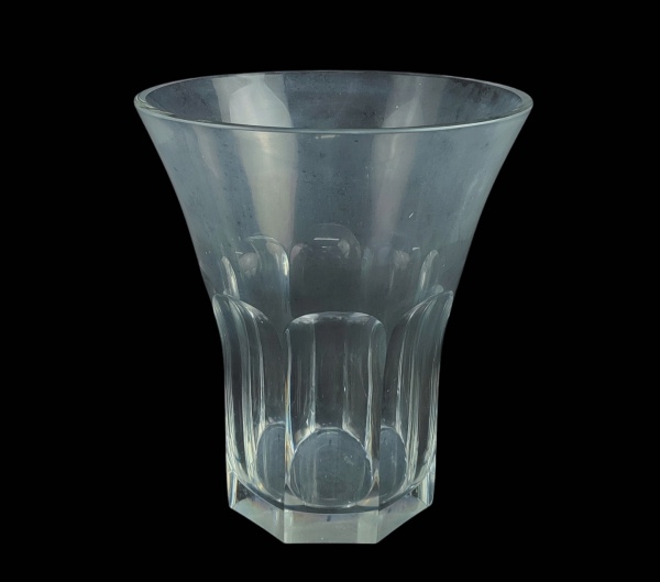Grande vaso em grosso cristal europeu translúcido, decorado com lapidações dedão. Parte superior interna com discreto mofo. Alt. 30cm.