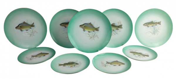Nove pratos em porcelana alemã- GEB, decorados com peixes, sendo 5 rasos e 4 para sobremesa. Um raso com pequeno restauro na borda. Diâmts. 26 e 19cm.