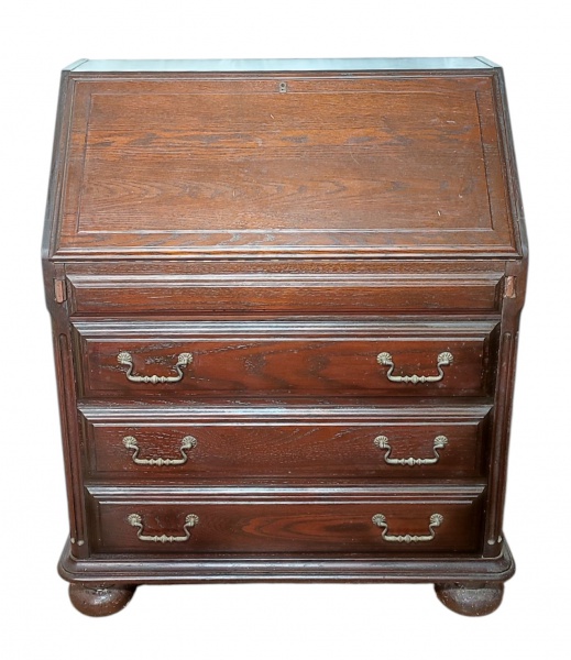 Cômoda/papeleira  em madeira, com 3 gavetas sob gabinete com porta reclinável e tendo 5 escaninhos e 1 gavetinha. Necessita restauros e tratamento para cupim. Med. 105x84x44cm. ATENCÃO: O bem será apregoado por foto e deverá ser retirado mediante agendamento, na residência do proprietário, em Ipanema/RJ, sendo de exclusiva responsabilidade do arrematante. Será desfeita a arrematação, sem quaisquer outras consequências, caso não possa ser retirado o bem pelo elevador, escada ou janela da residência.