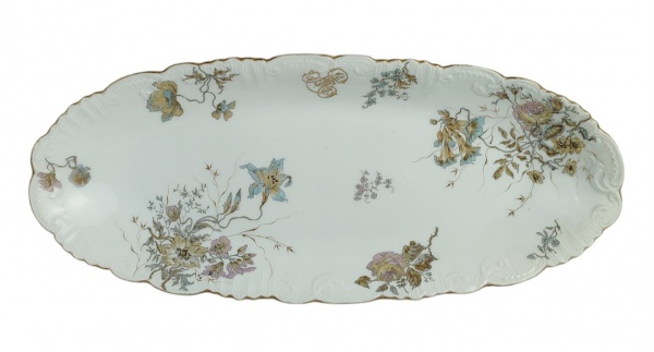 Conselheiro Imperial, José Mariani (1800-1875) - Travessa monogramada de coleção em porcelana francesa, decoração floral em policromia. Detalhes em dourado com desgastes. Med. 5x51x21,5cm.