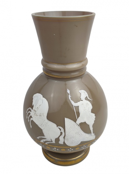 Vaso em opalina na cor chocolate, decorado com pintura romana com biga e cavalos ao gosto Mary Gregory. Detalhes em dourado com desgastes. Alt. 23,5cm.