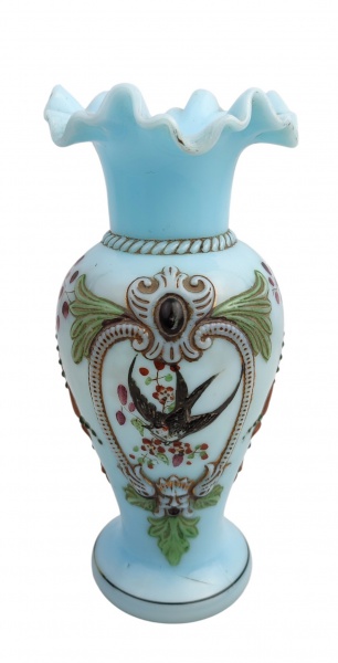 Vaso em opalina europeia na cor azul, decorado com trabalhos em relevo e policromados. Borda em babados. Apresenta desgastes na policromia. Alt. 23cm.