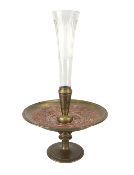 Centro de mesa/floreira francesa, em bronze e cobre, este com ricos trabalhos em relevo de querubins, caratides, flores, conchas e volutas. Tulipa em cristal lapidado. Alt. total 34cm.